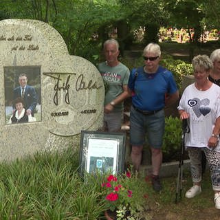 FCK Fans bei einer Tour über den Friedhof