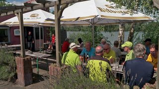 Biergarten der Rhoischnook am Rhein bei Mainz