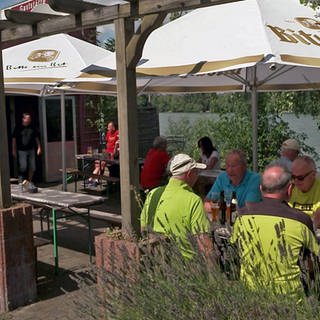 Biergarten der Rhoischnook am Rhein bei Mainz