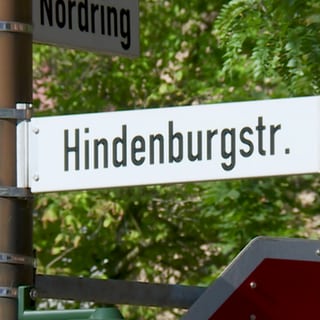 Straßenschild mit der Aufschrift "Hindenburgstr.".