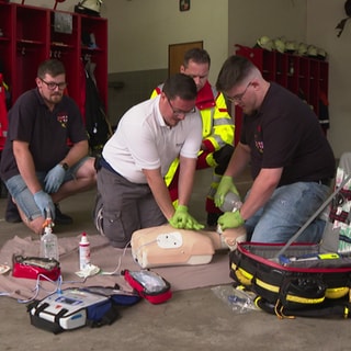 Die Ersthelfer der Freiwilligen Feuerwehr Ochtendung beim Üben für den Ernstfall.