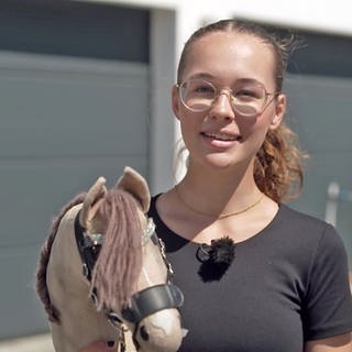 Hobby-Horserin Nele Nöhrbass mit ihrem Turnier-Gerät.