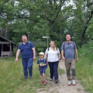 Holger Wienpahl (r.) wandert mit Familie Schulz durch den Pfälzerwald