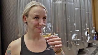 Winzerin Shanna Reis riecht an einem Glas Riesling.