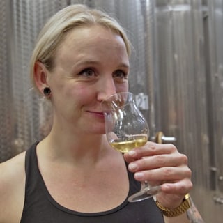 Winzerin Shanna Reis riecht an einem Glas Riesling.