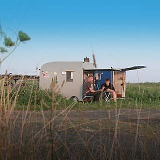 Oliver und Philipp Setny, Vater und Sohn, beim Campen mit ihren Fahrrad-Wohnanhängern