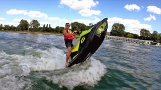 Jetskifahrer beim Posing auf dem Wasser