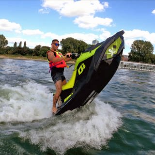 Jetskifahrer beim Posing auf dem Wasser