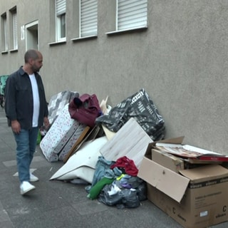 Osman Gürsoy, Ortsvorsteher Ludwigshafen Nördliche Innenstadt, geht an illegal abgelegtem Müll vorbei.