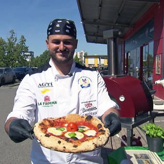 Lorenzo Parrotta mit seiner Meister-Pizza