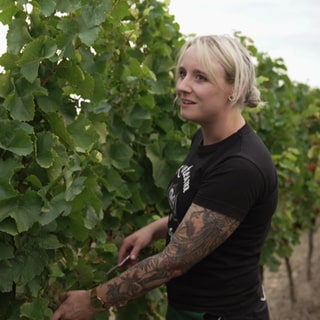 Winzerin Shanna bereitet sich auf die Weinernte in Rheinhessen vor.