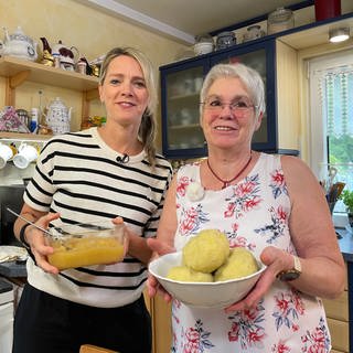 Susanne Nett kocht gemeinsam mit Gisela Neumüller gefüllte Klöße. 