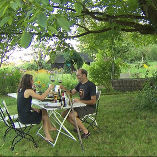 Johanna Knöpfle und Matthias Schenkl beim Essen in ihrem Garten.