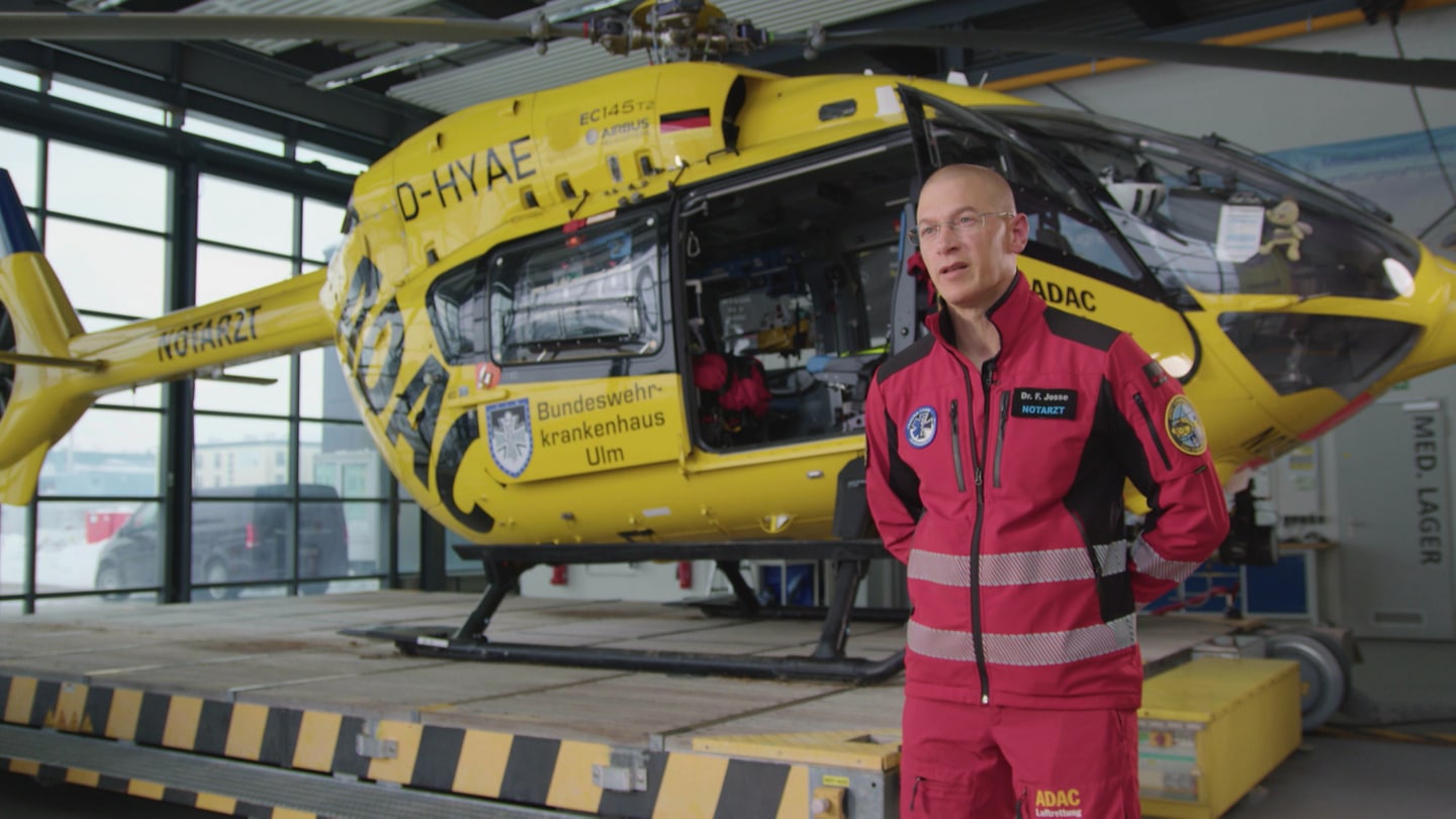 Notarzt Florent Josse vor dem Rettungshubschrauber