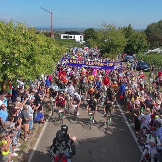 Über 1000 Klapprad-Fans beim Start des Kalmit-Klapprad-Cups in Maikammer.