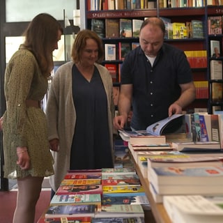 Anja und Volker Geber in ihrer Remagener Buchhandlung mir Tochter Elisa