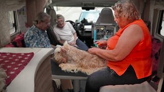 Marlies Staudte (r.) frisiert und trimmt Scottish Terrier in ihrem moblien Salon