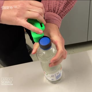 Geritool öffnet Flasche