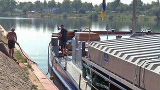 Ein Rheinschiff macht fest im Hafen Breisach