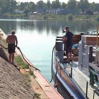 Ein Rheinschiff macht fest im Hafen Breisach