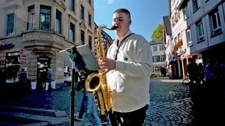 Der 14-Jährige Mika Gutenkunst spielt Saxophon auf Mainzer Straßen und Plätzen