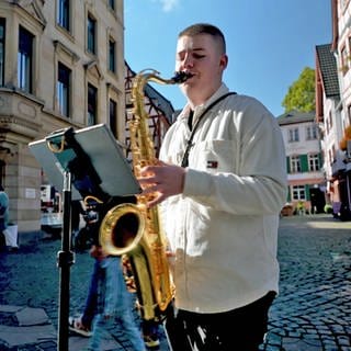 Der 14-Jährige Mika Gutenkunst spielt Saxophon auf Mainzer Straßen und Plätzen