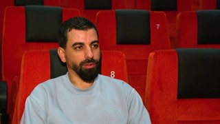 Der syrische Filmemacher Feras Maree beim Interview im Kinosaal