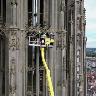 Reparaturarbeiten in luftiger Höhe am Ulmer Münster