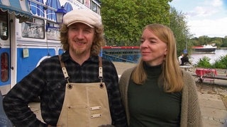 Michél und Helene vor ihrem Café-Bus