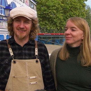 Michél und Helene vor ihrem Café-Bus