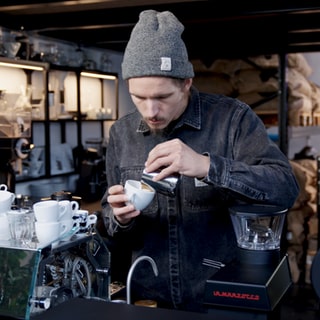 Handwerskunst: Wie ein Barista Espresso und Latte Art macht