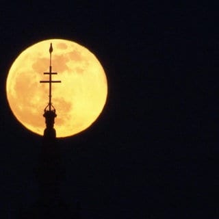 Der Mond leuchtet am Nachthimmel