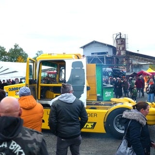 Menschen vor einem Truck