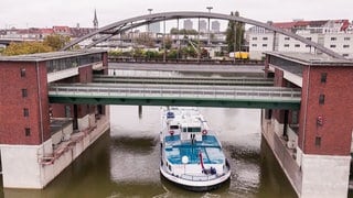 Neue Hubbrücke im Mannheimer Hafen