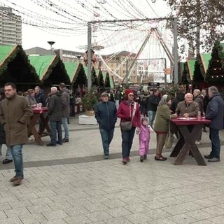 Besucher schlendern über den Weihnachtsmarkt in Ludwigshafen