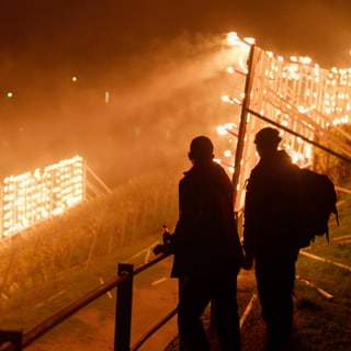 Ahrweiler Martinsfest: Die "Niddehöde Jonge" und der Wettkampf ums Feuer