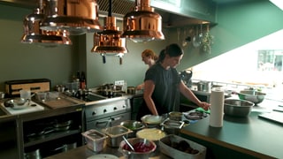 Köchin Rebeca Fischer beim Zubereiten ihrer regionalen und saisonalen Speisen im Restaurant "Schlicht" in Koblenz.