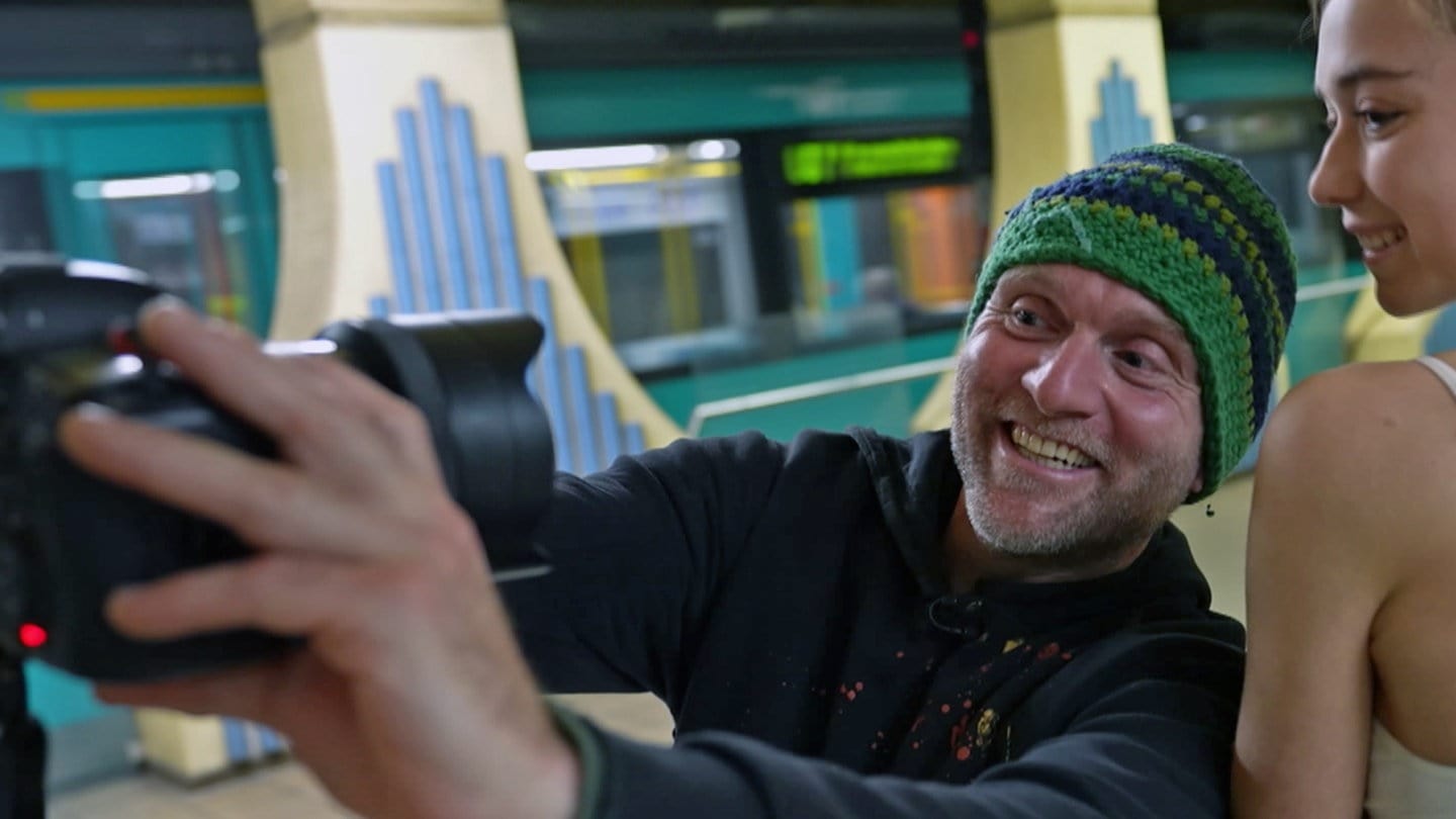 Fotograf Ju Baumhauer fotografiert sich selbst zusammen mit einer Tänzerin in einer U-Bahnstation