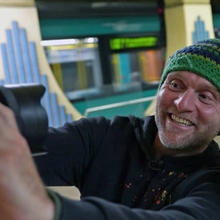 Fotograf Ju Baumhauer fotografiert sich selbst zusammen mit einer Tänzerin in einer U-Bahnstation