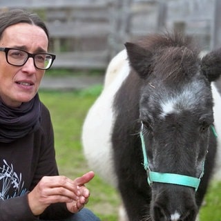 Pferderetterin Sonia Mauceri mit dem Shetlandpony Hera