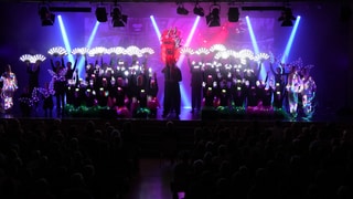 Bunte Lichter bei der großen Premiere des Schul-Musicals der IGS Pellenz in Plaidt.