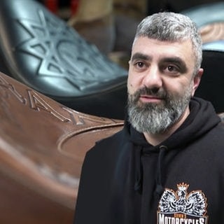 Armen Vardanian fertigt Motorradsattel aus Leder mit der Hand