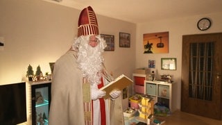 Walter Baum besucht als Nikolaus die Kinder.