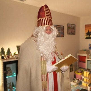 Walter Baum besucht als Nikolaus die Kinder.