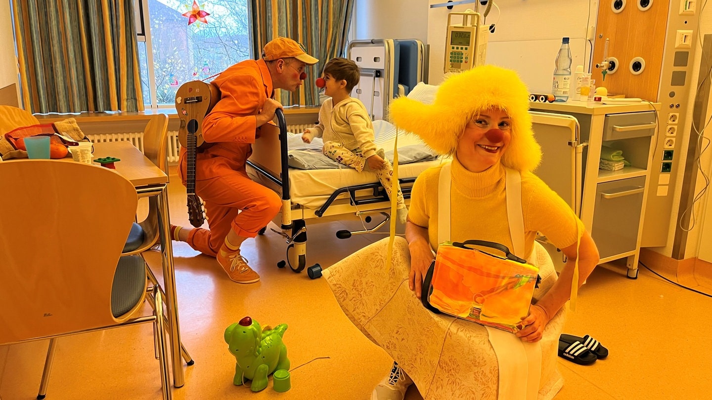 Die Klinik-Clowns bei ihrer Arbeit.