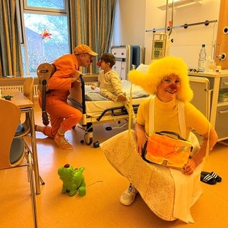 Die Klinik-Clowns bei ihrer Arbeit. 