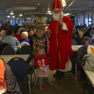 Der Heilige Nikolaus zu Besuch bei der Schiffwallfahrt des Binger Schiffervereins und der Pfarrei zu Ehren des Schutzpatrons der Schiffer.