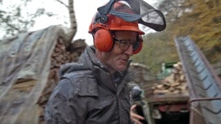 Bauer Bruno Thomé aus der Vulkaneifel macht Holz zum Heizen für den Winter