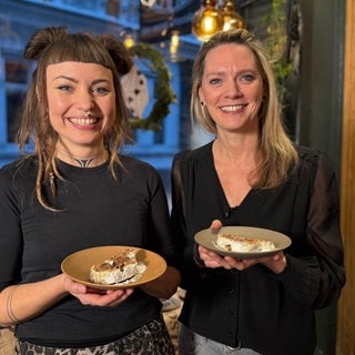 Franka Rössel zeigt Susanne Nett, wie sie ihren modernen Stollen backt.