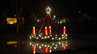 Überlebensgroßer Adventskranz im Weihnachtsdorf Waldbreitbach.